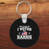 責めないでハリスに投票した キーホルダー (正面)