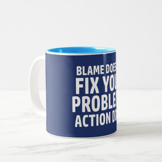 責任は問題を解決しない行動は ツートーンマグカップ (正面左)