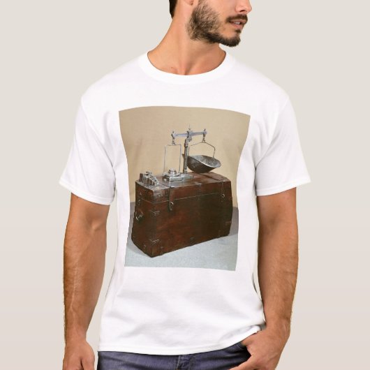 貴重品箱およびスケール Tシャツ (正面)
