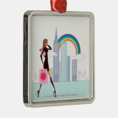 買い物袋を握る女性の歩くのプロフィール メタルオーナメント (右)