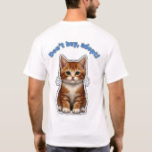 買うな、迎えよ！ – トラ柄の子猫を支援するステッカー Tシャツ (裏面)