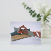 貿易のツール – 鋸付きマイタボックス ポストカード (スタンド正面)