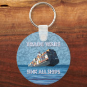 貿易戦争で全艦が沈む キーホルダー (裏面)