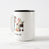 資格を持つ高齢者がこうもりを持つナースに会う ツートーンマグカップ (正面左)