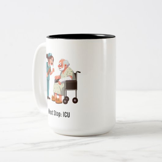 資格を持つ高齢者がこうもりを持つナースに会う ツートーンマグカップ (正面左)