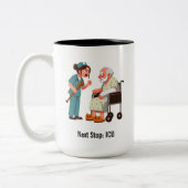 資格を持つ高齢者がこうもりを持つナースに会う ツートーンマグカップ (左)