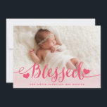 賛美 |バレンタインデー シーズンカード<br><div class="desc">この甘い赤ちゃん女の子の誕生の発表であなたの新しい小さなバレンタインの到着を発表。2つの賛美ハートとあなたのベビー写真とピンクの背景のデザインとピンクのスクリプトの言葉グラデーション"は、あなたの娘を紹介するのに完璧なデザインである。ベビー名と誕生情報を背面に追加し、姓と文字を表示する。写真の誕生の発表は、バ生まれンタインの日のベビーや2月の両親の発表を送信するのに最適である。Elke Clarke ©その他の色はwww.zazzle.com/epclarkeにて当店にて入手可能</div>