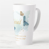 賛美 – 女性のキリスト教信仰バタフライ詩 カフェラテマグ (右アングル)