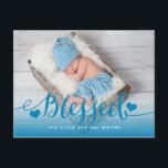 賛美 | 青い男の赤ちゃん写真の生誕発表 案内ポストカード<br><div class="desc">この甘い男の赤ちゃん誕生の発表はがきで、あなたの新しい小さな男の赤ちゃんの到着を発表する。2つの賛美ハートと青い背景のデザインを持つ青いスクリプトの"と言葉のベビー写真とグラデーションは、あなたの息子を紹介するのに完璧なデザインである。ベビー名と誕生情報を背面に追加し、姓と文字を表示する。Elke Clarke ©その他の色はwww.zazzle.com/epclarkeにて当店にて入手可能</div>