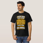 賢い人はさらに学ぶ — 愚かな質問。 Tシャツ (正面フル)