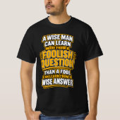 賢い人はさらに学ぶ — 愚かな質問。 Tシャツ (正面)