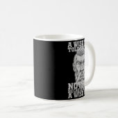 賢い人は妻が幼かったので何も言わなかった コーヒーマグカップ (正面右)