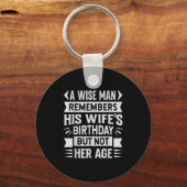 賢い人は妻の誕生日を覚えているが、彼は覚えていない キーホルダー (正面)