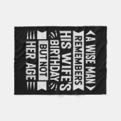 賢い人は妻の誕生日を覚えているが、彼は覚えていない フリースブランケット (正面(横))