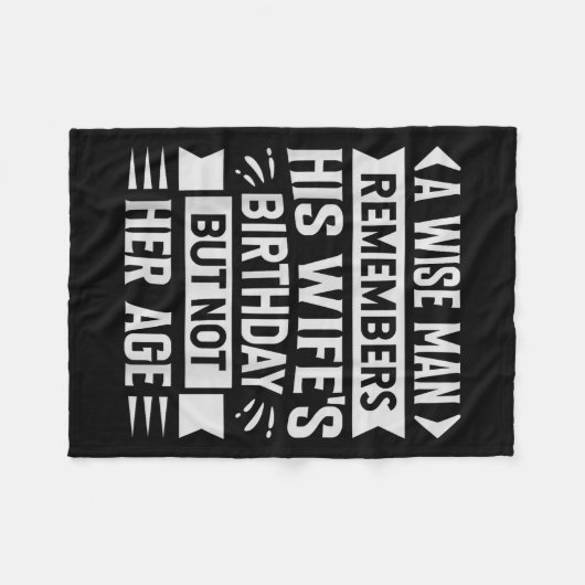 賢い人は妻の誕生日を覚えているが、彼は覚えていない フリースブランケット (正面(横))