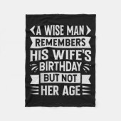 賢い人は妻の誕生日を覚えているが、彼は覚えていない フリースブランケット (正面)