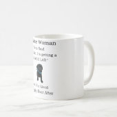 賢い女がかつてマグを言って黒いラブラドール コーヒーマグカップ (正面右)