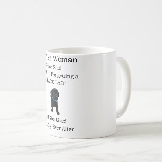 賢い女がかつてマグを言って黒いラブラドール コーヒーマグカップ (正面右)
