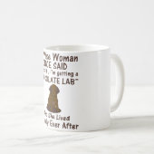賢い女性はチョコレートラブラドールのためにマグカップと言った コーヒーマグカップ (正面右)