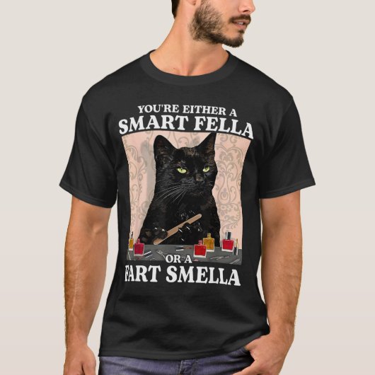 賢い奴か屁の臭いを嗅ぎ分けられる奴かのどっちかだな Tシャツ (正面)