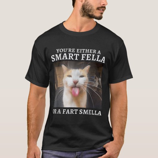 賢い奴か屁の臭いを嗅ぎ分けられる奴だ 面白い Tシャツ (正面)