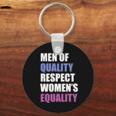 「質の高い男性は女性の平等を尊重する」 キーホルダー (正面)