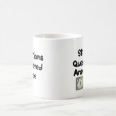 質問は自由で、愚かな質問$1に答えました コーヒーマグカップ (中央)