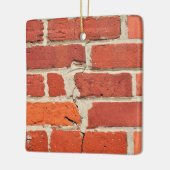 質感と亀裂の入った赤レンガの壁プリント セラミックオーナメント (左)
