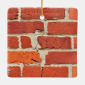 質感と亀裂の入った赤レンガの壁プリント セラミックオーナメント (裏面)