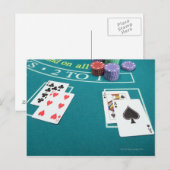 賭けテーブルのカードとチップ ポストカード (正面/裏面)