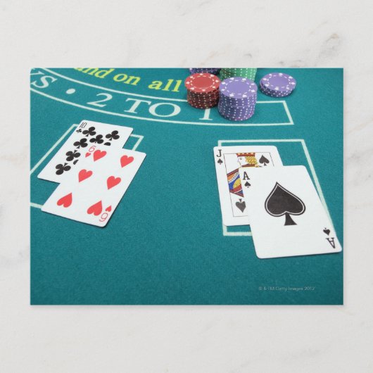 賭けテーブルのカードとチップ ポストカード (正面)