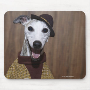 賭博のテーブルのWhippet服を着せられた犬 マウスパッド