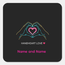 贅沢なリアルなカップルが手をつないで金色の指輪をつけている