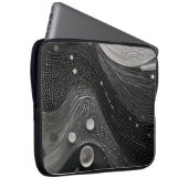 贅沢な白黒の波 ラップトップスリーブ (正面右)