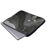 贅沢な白黒の波 ラップトップスリーブ (正面下部)