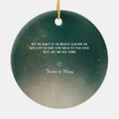 贈り物と緑のあるヴィンテージクリスマスそり セラミックオーナメント (裏面)