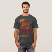 贈り物のアイデア 花のように壊れやすいわけではなく 壊れやすい Tシャツ (正面フル)