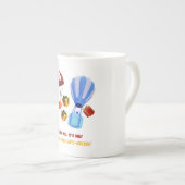 贈飛んでいるり物をする男性用の基本Tシャツ ボーンチャイナマグカップ (正面右)