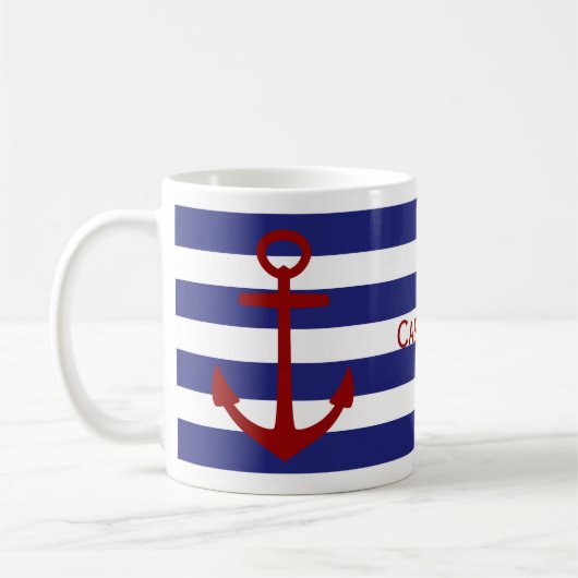 赤いいかりが付いている青および白のストライプ コーヒーマグカップ (左)
