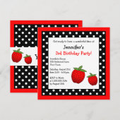 赤いいちごの誕生日の黒く及び白い水玉模様 招待状 (正面/裏面)