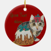 赤いおじぎ猫のクリスマスを持つかわいい灰色の子猫 セラミックオーナメント (裏面)