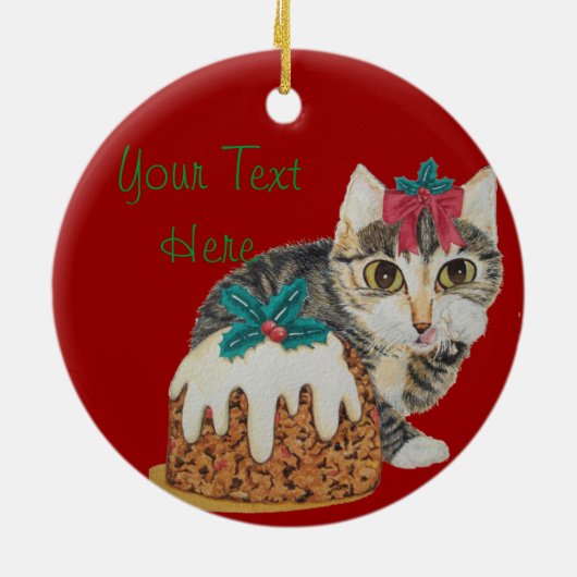 赤いおじぎ猫のクリスマスを持つかわいい灰色の子猫 セラミックオーナメント (裏面)