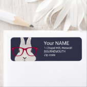 赤いおもしろいリムグラスを持つヒップスターのイースターバニー ラベル (インサイチュ)