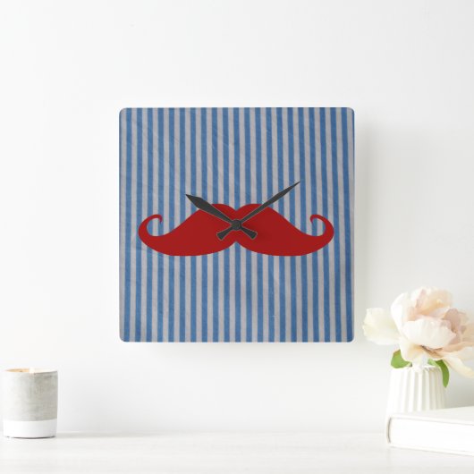 赤いおもしろい口ひげと青い白いストライプ スクエア壁時計 (ホーム)