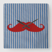 赤いおもしろい口ひげと青い白いストライプ スクエア壁時計 (正面)