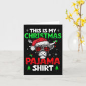 赤いおもしろい格子柄これは私のクリスマスカウパジャマXmである カード (黄色い花)