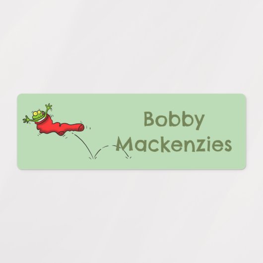 赤いおもしろい靴下の漫画の中のパーソナライズされたカエル ラベル (デザイン2)