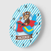 赤いおもちゃの飛行機のテディー・ベアのパイロット; 青い縞 ラージ壁時計 (傾斜)