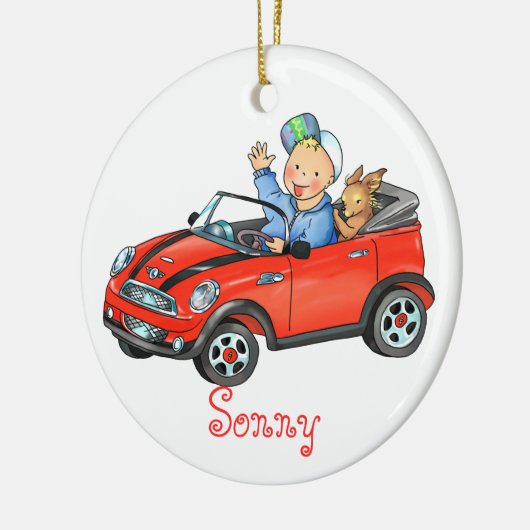赤いおもちゃ車のオーナメントを運転している男の子 セラミックオーナメント (左)
