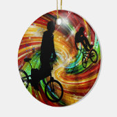赤いおよびオレンジグランジな渦巻のBMXers セラミックオーナメント (左)